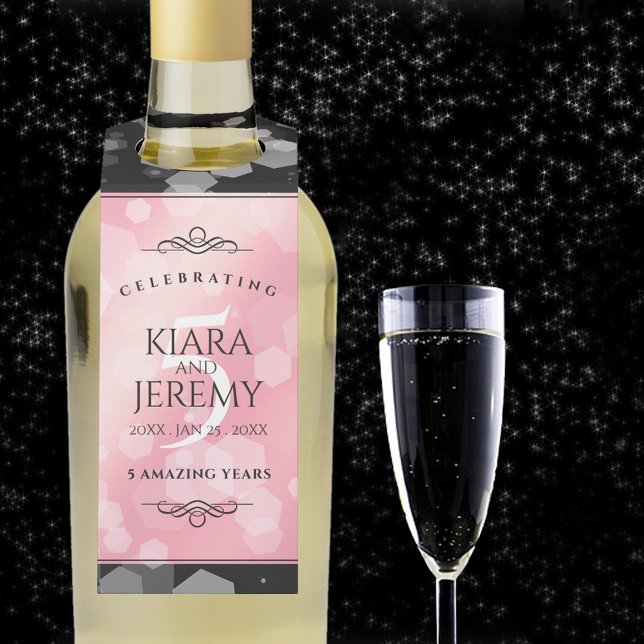 Elegante 5. Rose Quartz Hochzeitstag Flaschenanhänger (5th rose quartz wedding anniversary bottle hanger with champagne flute on a starry night sky.)