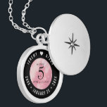 Elegante 5. Rose Quartz Hochzeitstag Medaillon<br><div class="desc">Gedenken Sie den 5. Hochzeitstag mit diesem eleganten Schloss! Elegante Schwarz-Weiß-Schriften mit sechseckigen Konfetti auf einem reichen rosa Hintergrund verleihen diesem besondere Anlass und Meilenstein eine unvergessliche Touch. Passen Sie sich die Namen der glücklichen Ehepaare an und die Termine für ihre Rose Quarzjubiläum. Design © W.H. Sim, Alle Rechte vorbehalten....</div>
