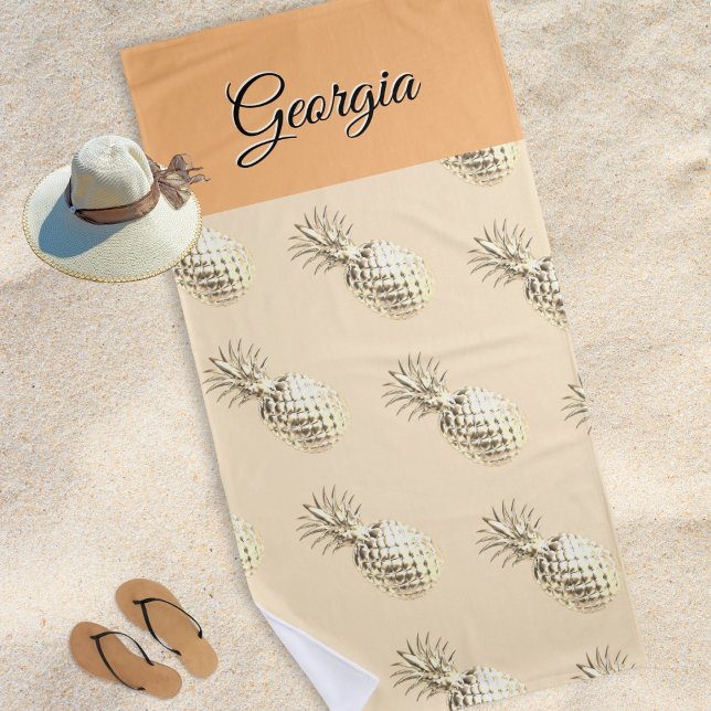 Elegante Ananas Gemusterter Individuelle Name Peac Strandtuch (A beach towel with faux gold pineapples print, personalized with a name in elegant script typography)
