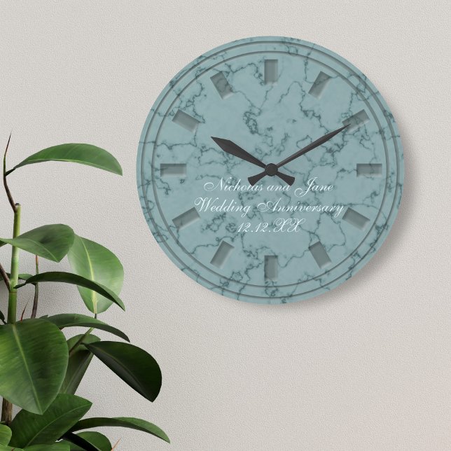 Elegante Aquamarine Imitate Marmorsäulen-Jubiläums Große Wanduhr (An elegant faux teal marble wedding anniversary clock with space for your names and wedding date)