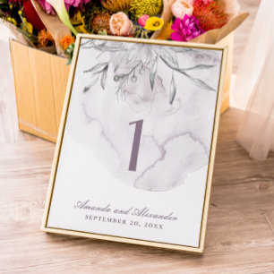 Elegante Aquarell-Hochzeit in staubigem Lila mit B Tischnummer
