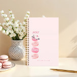 Elegante Aquarellfarben Rosa Französischer Macaron Planer<br><div class="desc">Das elegante und moderne französische Macaron-Leckereien-Design ist perfekt, um stilvoll bleibe. Unser Design umfasst vier handbemalte, rosa Macaron-Kekse in Aquarellfarben mit einer schönen Blüten- und Blattstruktur, die den Macaron mit dem Jahr schmückt. Passen Sie Ihren Namen an. Kunstwerk von Moodthologie. Hinweis: Die Hintergrundfarbe kann in Anzug Ihrer Designvorlieben geändert werden....</div>