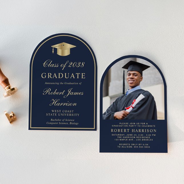 Elegante Arch Foto Blue Gold Graduation Party Einladung (An elegant arch-shaped college graduation party invitation to celebrate the graduate's achievements)