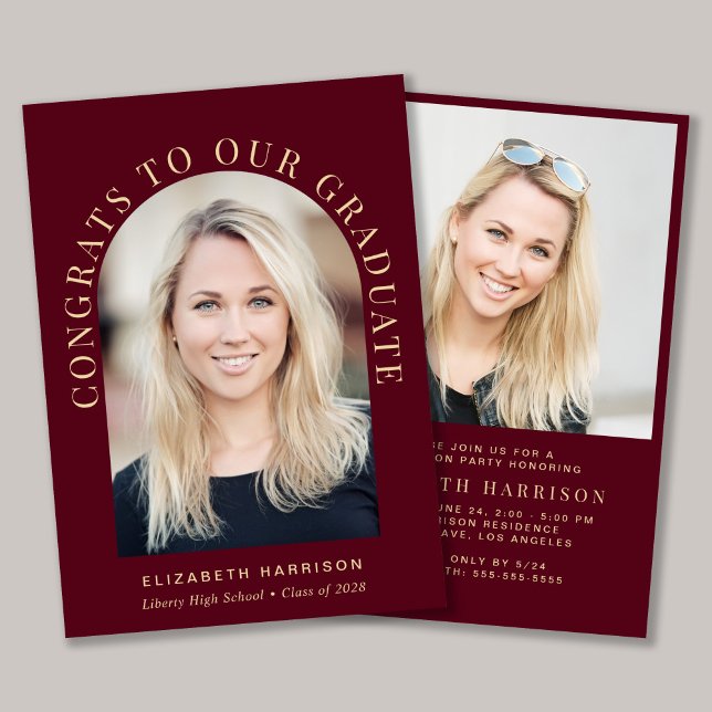Elegante Arch Foto Burgundy Gold Graduation Party Einladung (An elegant arch photo graduation party invitation to celebrate the graduate's achievements)