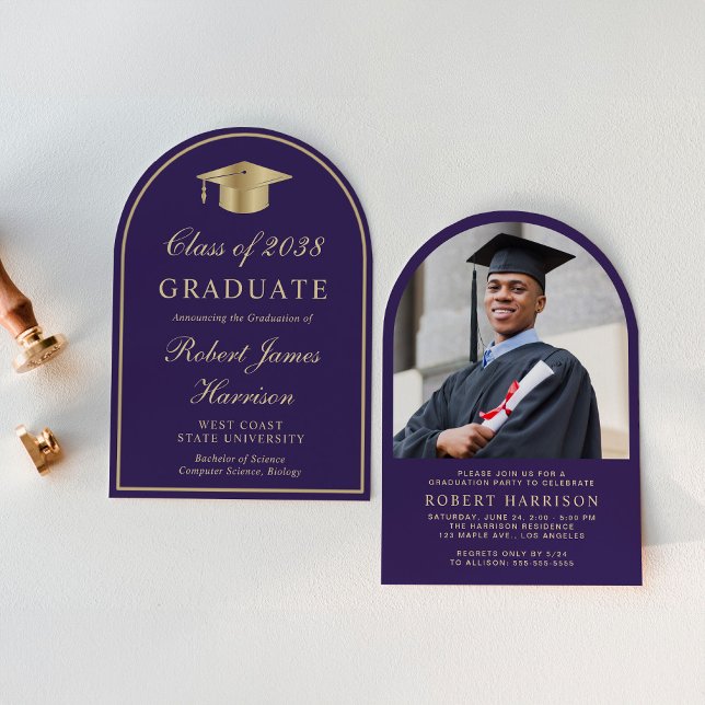 Elegante Arch Foto Lila Gold Graduation Party Einladung (An elegant arch-shaped college graduation party invitation to celebrate the graduate's achievements)