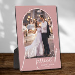 Elegante Arch Wedding Foto Dusty Rose Fotoplatte<br><div class="desc">Ein besonderer Keepake präsentiert Ihr Foto in elegantem Bogen-Design mit dem Text "Verheiratet" im schicken Text, Ihren Namen und das Hochzeitstermin auf einem staubigen Rose-Hintergrund. Ein wunderschönes Geschenk für Ihre Familie und ein fantastisches Gedächtnis, das Sie auf Ihrer eigenen Zuhause ausstellen können. HINTERGRUND Farbe kann geändert werden! MEHR FARBEN in...</div>