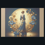 Elegante Art Deco Frauen in Gold und Blauer Metal  Galerieleinwand<br><div class="desc">Diese atemberaubende Kunst-Deko-Abbildung erfasst die zeitlose Eleganz einer posierten Frau in einem fließend marineblauen Gewand, das mit aufwändigen goldenen Blumendekorationen geschmückt ist. Gerahmt von einem luxuriösen goldenen Bogen mit verzierten Dekorationsmustern und zarten Blume in Blau und Gold, strahlt die Komposition Eleganz und Vintagen Glamour aus. Die harmonische Mischung aus Farben...</div>