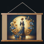 Elegante Art Deco Frauen in Gold und Blauer Metal  Wandteppich Mit Holzrahmen<br><div class="desc">Diese atemberaubende Kunst-Deko-Abbildung erfasst die zeitlose Eleganz einer posierten Frau in einem fließend marineblauen Gewand, das mit aufwändigen goldenen Blumendekorationen geschmückt ist. Gerahmt von einem luxuriösen goldenen Bogen mit verzierten Dekorationsmustern und zarten Blume in Blau und Gold, strahlt die Komposition Eleganz und Vintagen Glamour aus. Die harmonische Mischung aus Farben...</div>