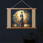 Elegante Art Deco Frauen in Gold und Blauer Metal  Wandteppich Mit Holzrahmen<br><div class="desc">Diese atemberaubende Kunst-Deko-Abbildung erfasst die zeitlose Eleganz einer posierten Frau in einem fließend marineblauen Gewand, das mit aufwändigen goldenen Blumendekorationen geschmückt ist. Gerahmt von einem luxuriösen goldenen Bogen mit verzierten Dekorationsmustern und zarten Blume in Blau und Gold, strahlt die Komposition Eleganz und Vintagen Glamour aus. Die harmonische Mischung aus Farben...</div>