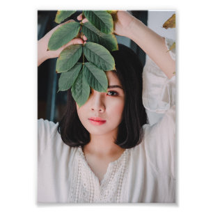 Elegante asiatische Frauen mit grünen Blätter - Fotodruck