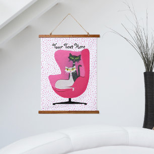 Elegante Atomkatzen in rosa Vintage-Stuhl-Punkte Wandteppich Mit Holzrahmen