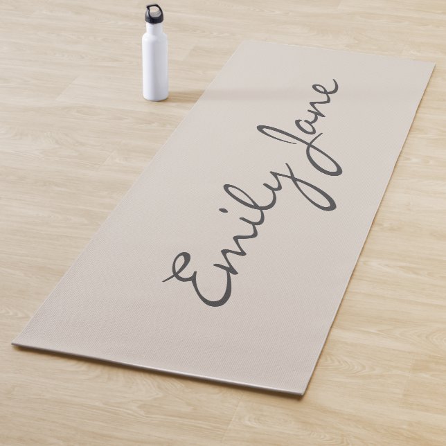 Elegante Beige Handgeschriebener Skriptname Benutz Yogamatte (Beispiel)