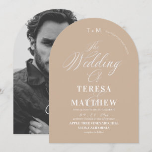 Elegante beige-weiße klassische Schrift Hochzeit Einladung