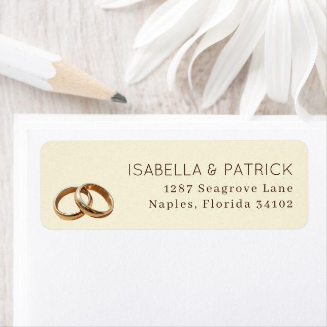 Elegante beigefarbene Hochzeitsringe (Insitu)