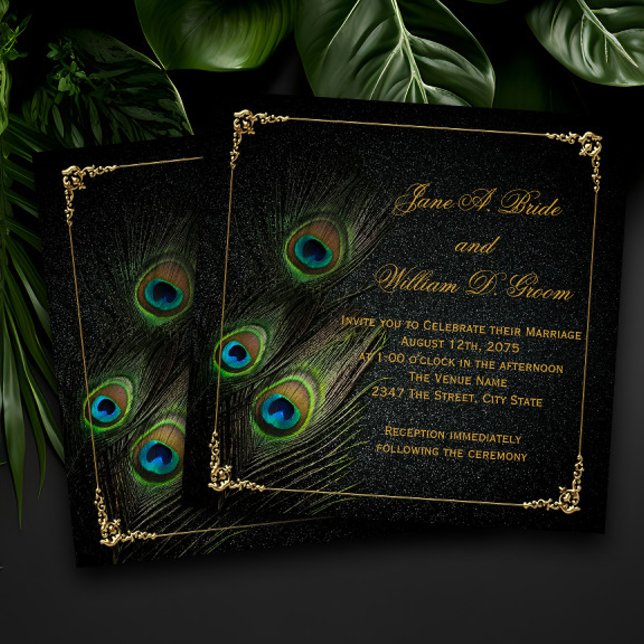 Elegante Black and Gold Peacock Wedding Einladung (Elegant peacock feather wedding invitation with vibrant colors on a black and gold background.)