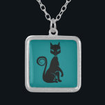 Elegante Black Cat Versilberte Kette<br><div class="desc">Elegante schwarze Katze posiert mit einer Pfote erhöht. Hat einen niedlichen,  lockigen Schwanz und trägt einen extravaganten Scherz.</div>