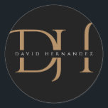 Elegante Black Gold Monogram Initials Moderne Cust Runder Aufkleber<br><div class="desc">Elegante Black Gold Monogram Initials Moderne Custom Classic Round Aufkleber. Ein luxuriöses Design mit einem goldenen Doppelmonogramm/Initialen,  das mit Ihrem Namen überlagert wird. In eleganten Farben und macht ein wunderbares,  individuelles Geschenk.</div>