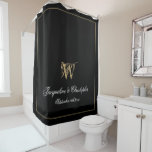 Elegante Black Gold Monogram Names New Wedding Duschvorhang<br><div class="desc">Eleganter Black Gold Monogram Name Newlywed Polterabend Vorhang. Personalisierter mit Monogramm Duschvorhang in Schwarz, Weiß und Gold. Elegantes klassisches Skript für den Anfang, die Namen der Braut und Bräutigam und das Hochzeitdatum auf einem soliden schwarzen Hintergrund. Perfektes Geschenk für frisch gezapfte oder schön für Ihr eigenes Bad. Klicken Sie auf...</div>