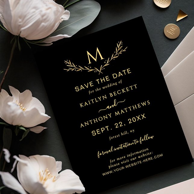 Elegante Black & Gold Monogram Wreath Wedding Save The Date (Von Creator hochgeladen)