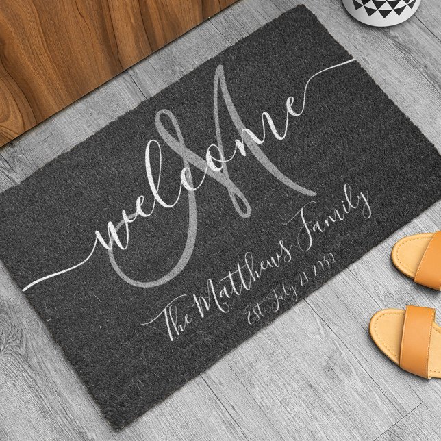 Elegante Black Gray Monogram Script Name Wedding Fußmatte (Von Creator hochgeladen)