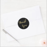 Elegante Black Imitate Gold Gastgeschenke Vielen D Runder Aufkleber<br><div class="desc">Maßgeschneiderte,  personalisierte,  elegante Typografie,  schwarz und goldgelb,  Script danke Ihnen klassischen Rundaufkleber. Ein eleganter Dankeschön-Aufkleber für die Abdichtung Ihrer Gastgeschenke für Hochzeiten,  Jubiläumsfeiern,  Empfang,  Feiern,  Geburtstag,  Brautparty,  Babydusche,  Feiertage,  oder jeden anderen besondere Anlass.</div>