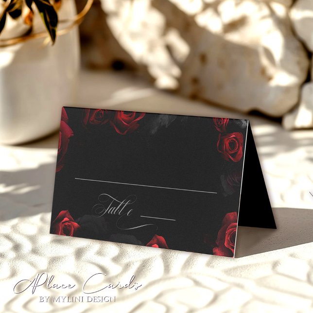 Elegante Black Red Floral Wedding Platzkarte (Von Creator hochgeladen)