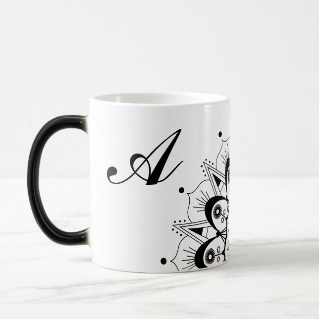 Elegante Black Script Letter Mandala Magic-Tasse Verwandlungstasse (Links)