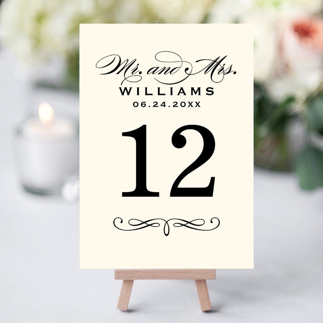 Elegante Black Script Wedding Monogram Tischnummer (Von Creator hochgeladen)