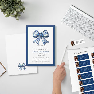 Elegante blaue Blumenschleife Foto Abschlussfeier Einladung