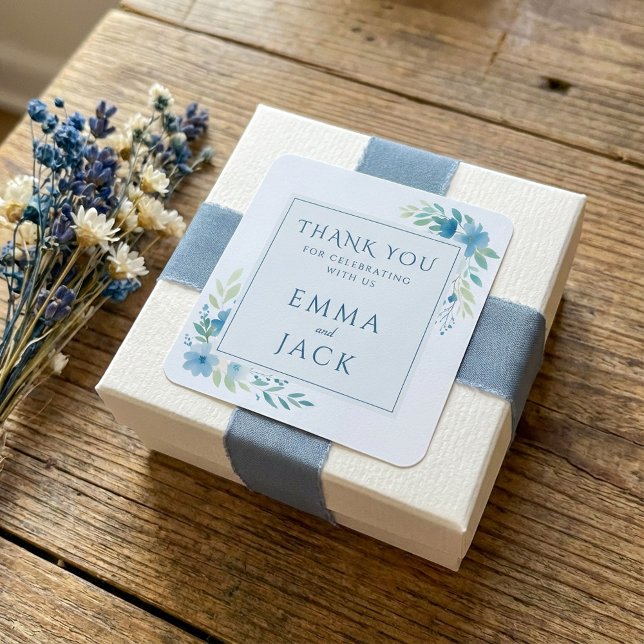 Elegante blaue Grünnamen Hochzeit Quadratischer Aufkleber (Elegant blue greenery names wedding square sticker.)