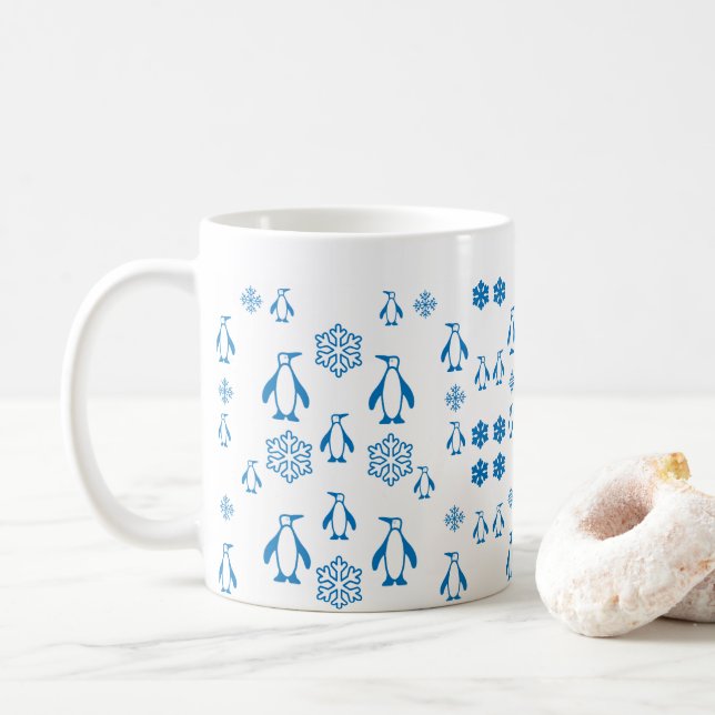 Elegante blaue Pinguine mit Schneeflocken Kaffeetasse (Mit Donut)