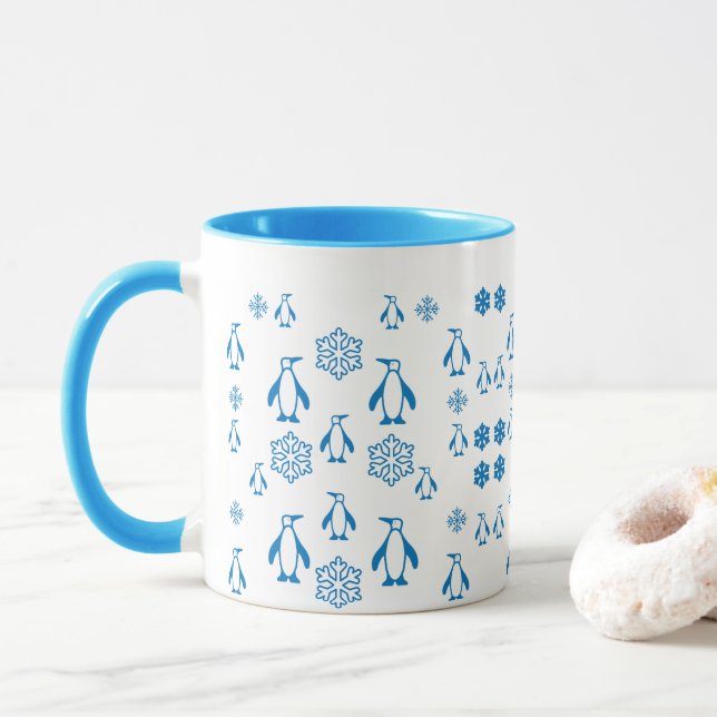 Elegante blaue Pinguine mit Schneeflocken Tasse (Mit Donut)