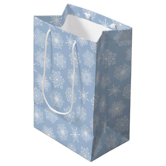 Elegante blaue Schneeflocken Weihnachten Winterurl Mittlere Geschenktüte (Vorderseite Schrägansicht)