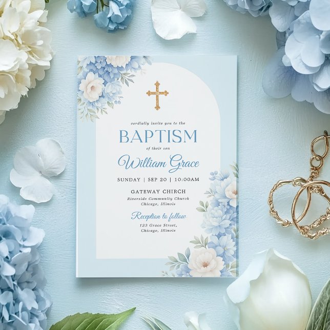 Elegante blaue Taufe Einladung mit Blumendesign (Elegant baptism invitation with blue florals and a gold cross, perfect for baby boy baptisms.)