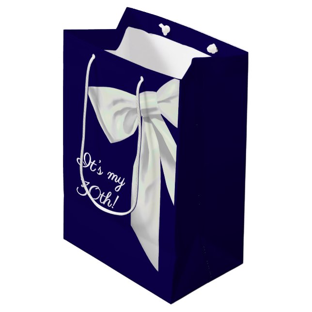 Elegante Blue Birthday Geschenktasche mit weißem B Mittlere Geschenktüte (Vorderseite Schrägansicht)
