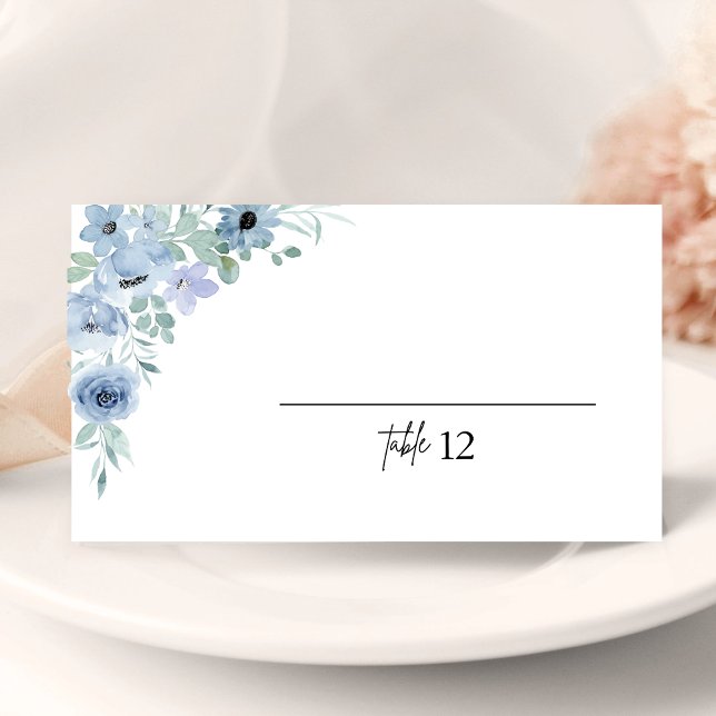 Elegante Blue Floral Wedding Folded Platzkarte (Von Creator hochgeladen)