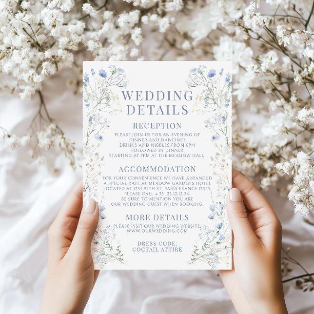 Elegante Blue Floral Wreath Wedding Details Card Begleitkarte (Von Creator hochgeladen)