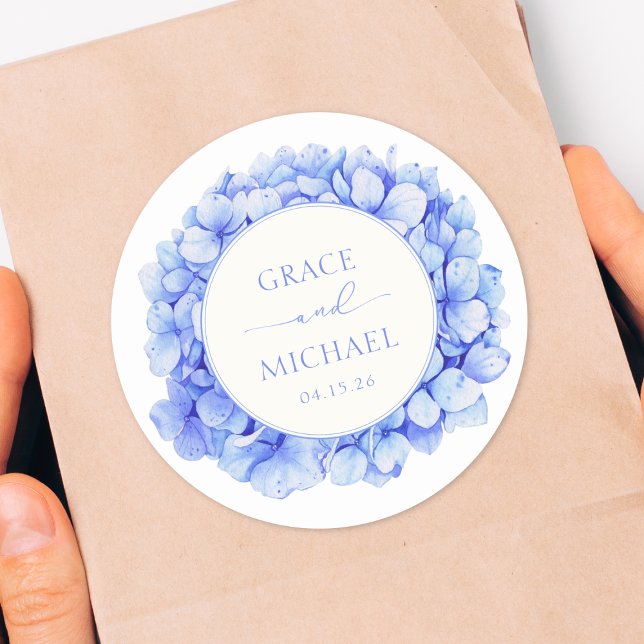 Elegante Blue Hydrangea Wassercolor Blumenhochzeit Runder Aufkleber (Elegant blue hydrangea wedding stickers, perfect for adding a personalized touch to your special day)