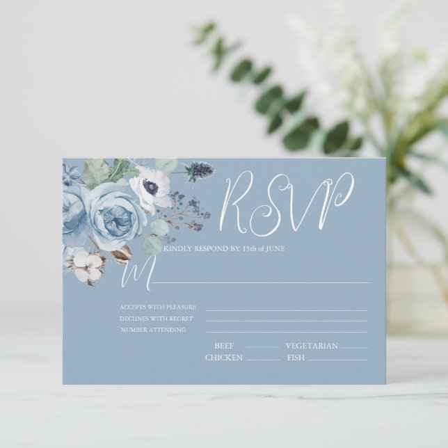 Elegante Blue & White Floral Wedding RSVP Card Karte (Stehend Vorderseite)