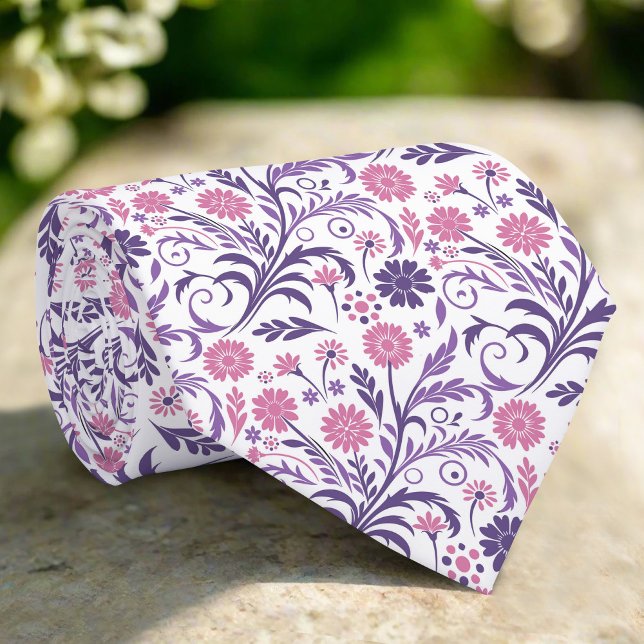 Elegante Blumendarstellung im weißen Hintergrund Krawatte (Von Creator hochgeladen)