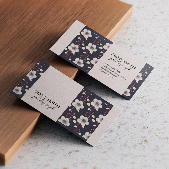 Elegante Blumenfotografie Personalisierte Typograf Visitenkarte (Von Creator hochgeladen)