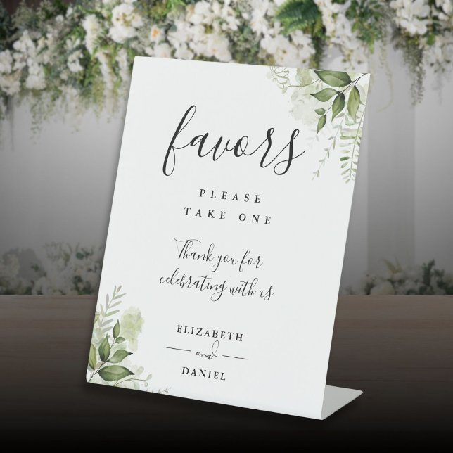 Elegante Blumengrün Moderne Skriptfavoriten Sockelschild (Elegant Floral Greenery Modern Script Favors Pedestal Sign)
