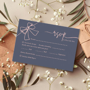 Elegante Blush-Bogen-Schieferblaue Hochzeitsantwor RSVP Karte