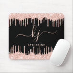 Elegante Blush Rose Gold Glitzer Tropfen 2 Monogra Mousepad<br><div class="desc">Girly, Elegant, Sylish Blush Rose Gold Glitzer Tropfen 2 Monogram Script benutzerdefinierten personalisierten Namen mit Monogramm Mousepad auf schwarz. Mit einem modernen luxuriösen Imitat rot rosa Rosa Gold Glitzer Tropfrahmen, einem großen doppelhandbuchstabierten Monogramm Skript-Schriftart mit Swashes (große Initialen) und einem Serif-Typ Schriftart-Namen in rosa auf schwarzem Hintergrund. Einfach zu personalisieren....</div>