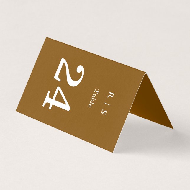 Elegante braune Monogramm-Hochzeitstisch-Nummernka (Vorderseite)