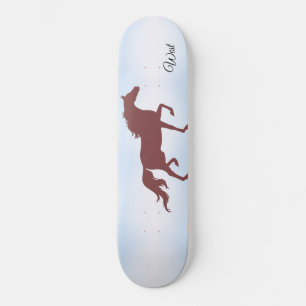 Elegante braune Silhouette am Himmel Skateboard