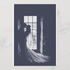 Elegante Braut und Bräutigam auf Einladung silhoue