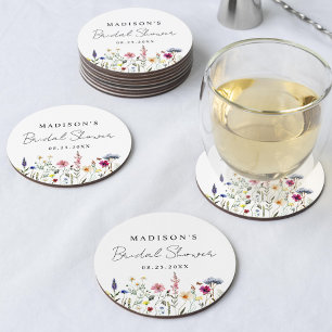 Elegante Brautjungfernparty auf einer Blumenwiese Runder Pappuntersetzer