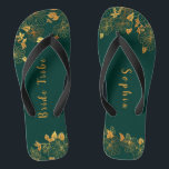 Elegante Bride Stamm Emerald Green & Gold Foliage Flip Flops<br><div class="desc">Diese eleganten Brautstamme sind smaragdgrün und goldblättrige Flip Flops mit goldenem Blattmuster und moderner Typografie auf zeitlos dunkelgrünem Hintergrund. Es ist ein wunderschönes Geschenk für deinen Brautstamm. Anzeigen der Auflistung auf dieser Seite, um passende Elemente zu finden. Staffel es mit deinen Informationen anpassen. Wenn Sie gewollt haben, um den Stil,...</div>