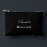 Elegante Bridesmaid Black Accessory Pouch Zubehörtasche<br><div class="desc">Elegant Bridesmaid Black Accessory Pouch, bitte personalisieren Sie den Namen der Brautjungfrau, mit der Online-Personalisierung Vorlage vor der Bestellung. Die Personalisierungsvorlage kann auch leicht verwendet werden, um das Design für andere Hochzeitsgast-Rollen, z. B. Trauzeugin, zu personalisieren, indem der entsprechende Text vor dem Hinzufügen zum Warenkorb entsprechend geändert wird. Wenn Sie...</div>
